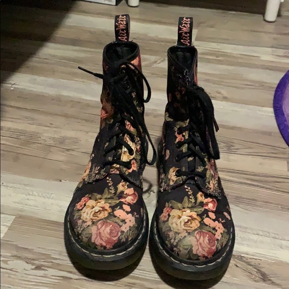 Floral doc Martins
